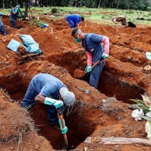 Brasile, la pandemia è un incubo tutt’altro che sotto controllo, s'espande all'interno e minaccia favelas, i senza casa indigeni 