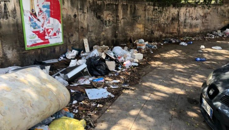 Un "mercato del contadino" in mezzo alla discarica di piazza Lolli
