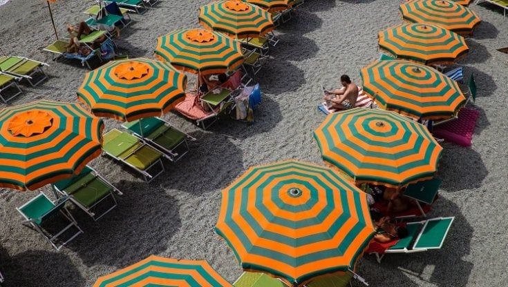 Rincari delle spiagge da Gallipoli ad Alassio: affittare un appartamento costa meno di ombrellone e lettino per un mese