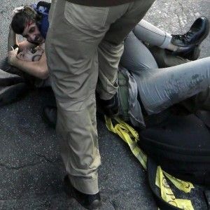 "Paura e dolore mentre ero a terra pestata dalla Polizia"