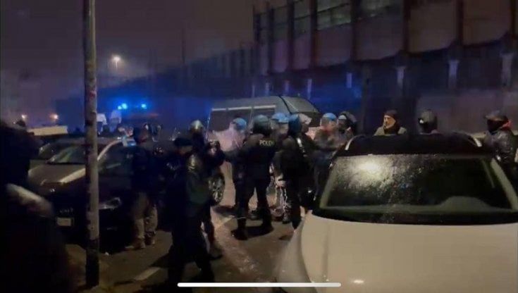 CasaPound, scontri durante lo sgombero del circolo futurista: sei agenti feriti. Gualtieri: "Inaccettabile"