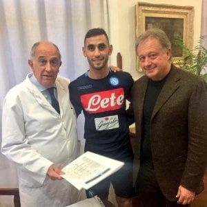 Napoli, ok la visita di controllo di Ghoulam: "Tutto procede per il meglio" 
