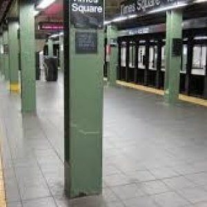 New York, mamma con passeggino muore cadendo dalle scale del metrò