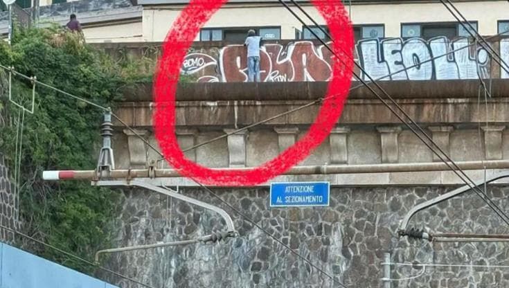 Il viceministro Rixi sull’uomo che minaccia il suicidio: “Immigrato sui binari: rallenta i treni”