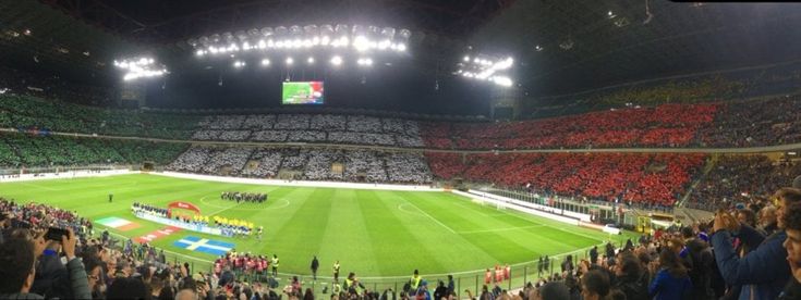 Italia-Svezia, un enorme tricolore per spingere gli azzurri: la coreografia di San Siro 
