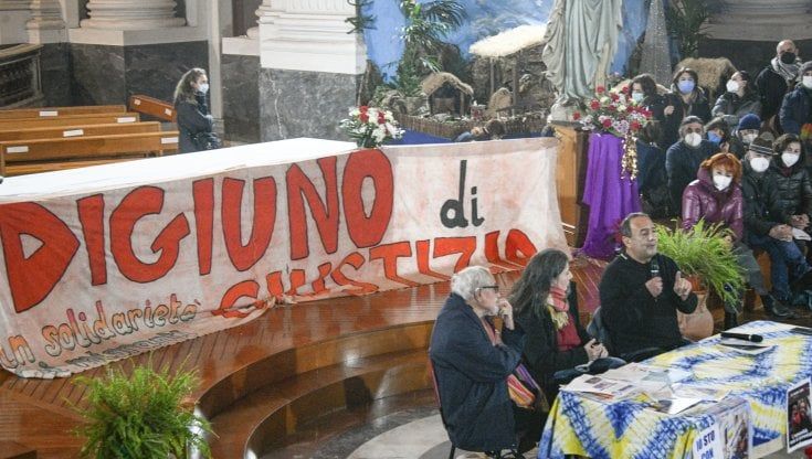 Napoli, per Mimmo Lucano ovazione in via Toledo: “Il mio progetto per i migranti è possibile”