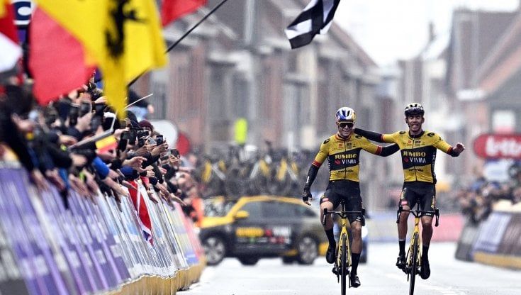 Gand-Wevelgem a Laporte, ma van Aert lo lascia vincere: il finale è da libro Cuore. Ganna cade e si ritira