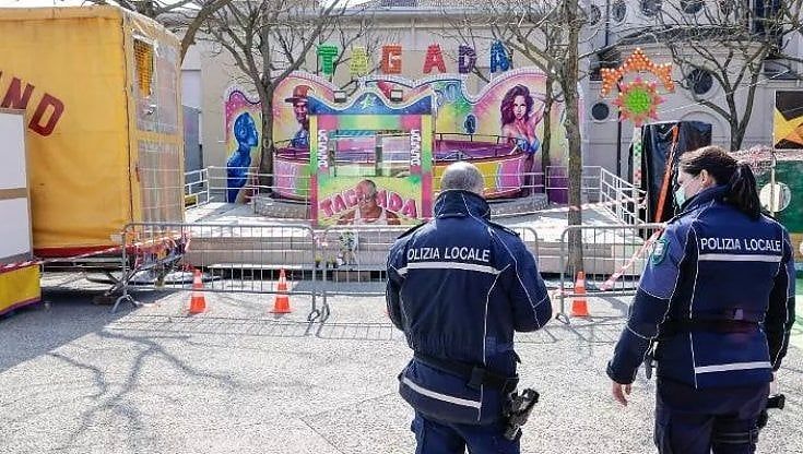 Morta per un giro in giostra: la quindicenne avrebbe battuto la testa contro un albero troppo vicino