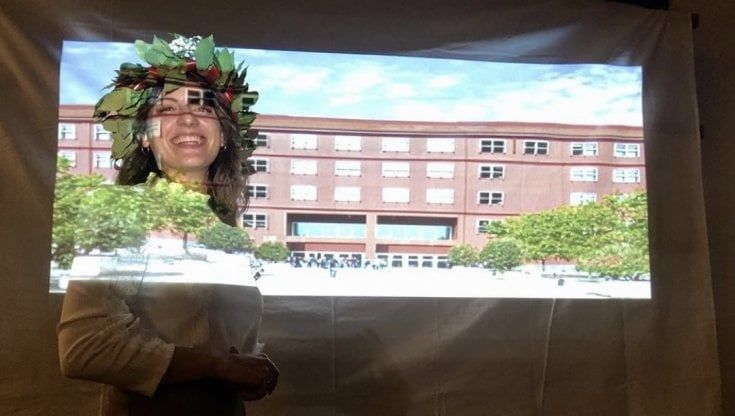 Discute la tesi con il palazzo della Bicocca proiettato sul muro: "Non mi posso laureare da te, ti porto a casa mia"