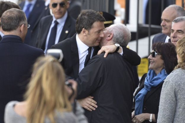 Renzi al Museo di Pietrarsa, abbraccio con De Luca