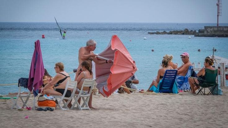 L’estate senza fine di Mondello, spiaggia presa d’assalto dai turisti. La borgata ora scommette sul decoro