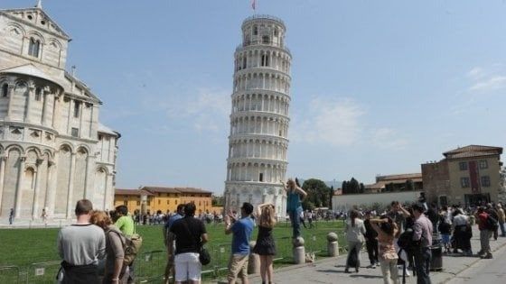 Incidono nome sulla torre di Pisa: fermati due turisti americani 