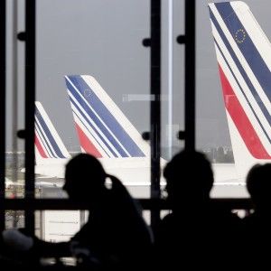 Air France paga caro il maxi-sciopero dei piloti: utile gi&ugrave; di un terzo