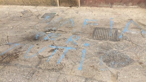 "Mafia per tutti": una scritta inneggia ai boss a pochi passi dalla prefettura