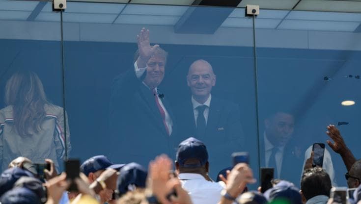 Trump e la finale: l’arrivo in elicottero, i buu e il gelido saluto di Sanchez
