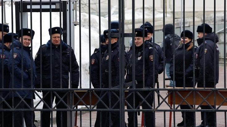 Russia, repressione postuma: scattano gli arresti grazie al riconoscimento facciale per il tributo a Navalny