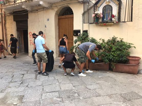 Palermo, i volontari del centro sociale puliscono via San Basilio: "Dimenticati dal Comune"