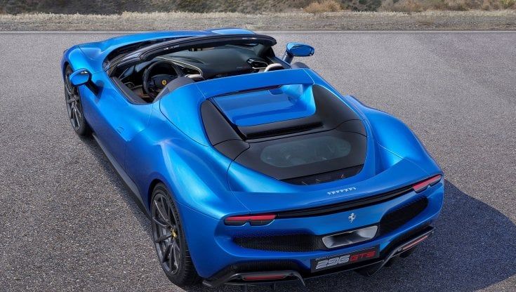 Ferrari a cielo aperto, ecco la 296 GTS con il V6 ibrido