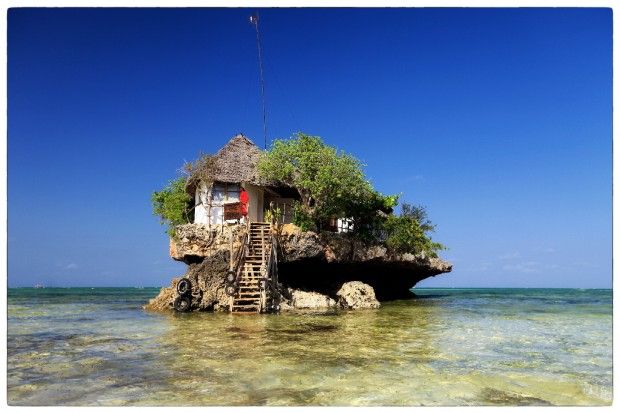 Zanzibar, una pasto tra le onde: il ristorante &egrave; sullo scoglio