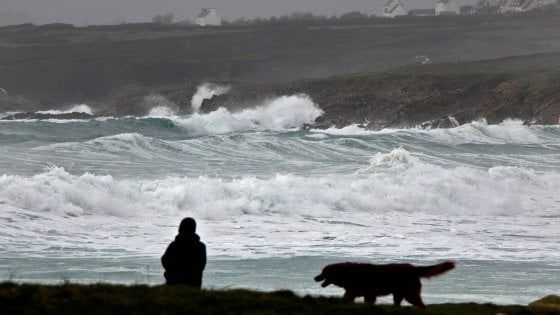 La tempesta Eleanor flagella il Nord Europa: un morto e 15 feriti. Molti danni e disagi al traffico aereo