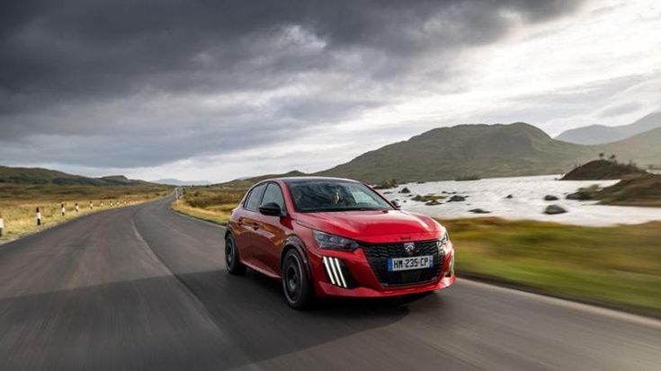 Peugeot E-208 GTi, il mito della hot hatch francese rivive anche alla spina. La prova in Scozia