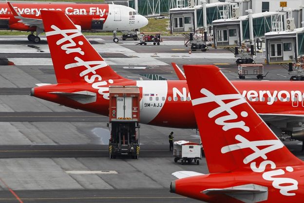 Indonesia, volo disperso: le immagini dei velivoli Air Asia