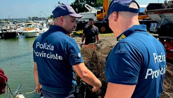 Litorale domizio, sequestrate 200 nasse abusive: liberati 35 kg di fauna marina