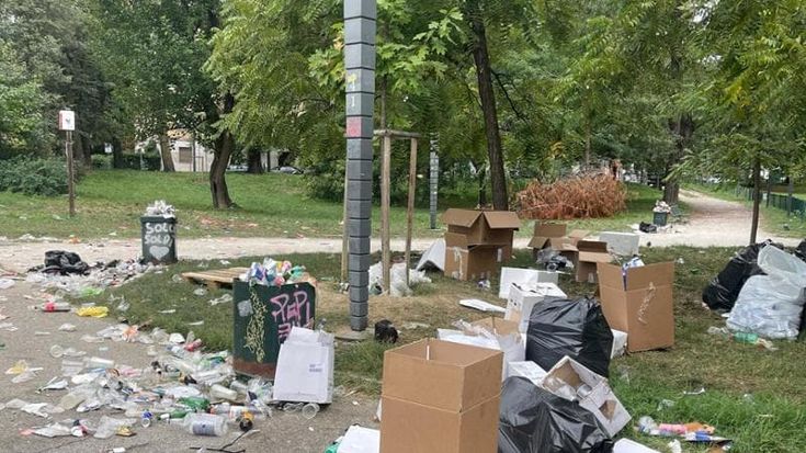 Festa di studenti della Bocconi al parco Ravizza: ma alla fine resta un tappeto di rifiuti
