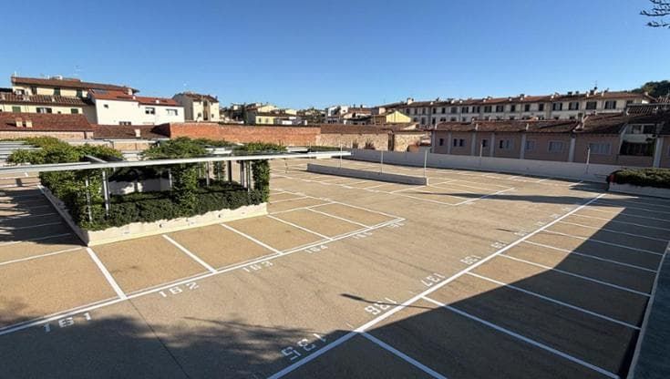 Oltrarno, addio al parcheggio pubblico: i posti in via della Fonderia venduti a 35mila euro l’uno