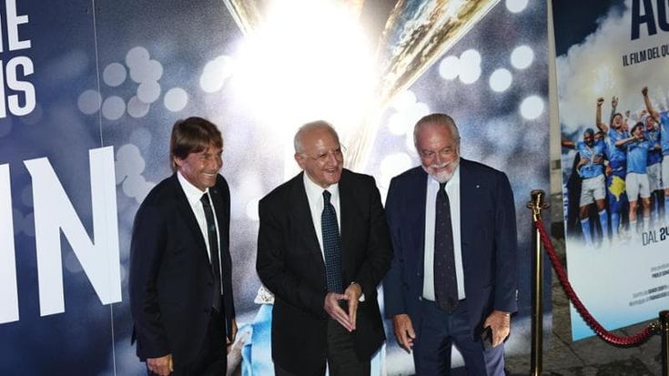 Napoli, folla all'arrivo della squadra al cinema Metropolitan