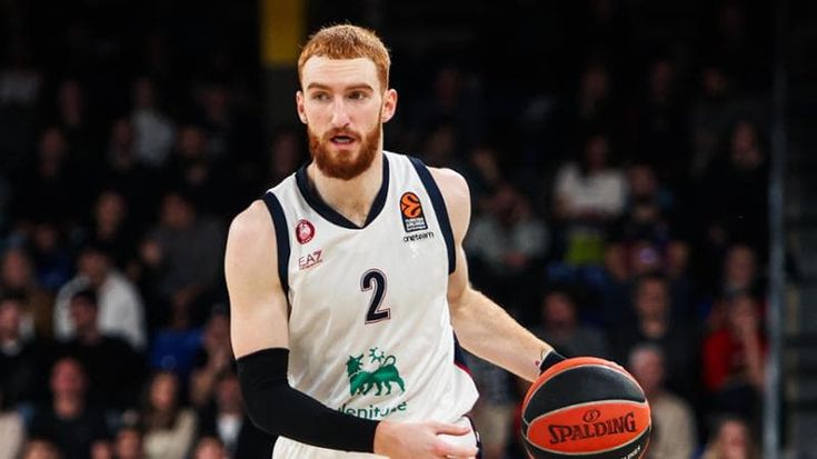 Basket, l’Armani cade ancora: l’errore dell’ex Mannion dà il derby a Varese