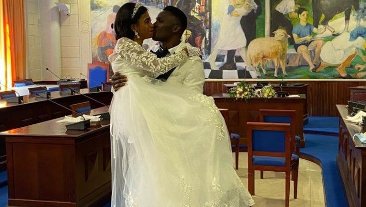 Fuggiti insieme dalla Nigeria, coppia di migranti si sposa in Puglia: il testimone di nozze è il datore di lavoro