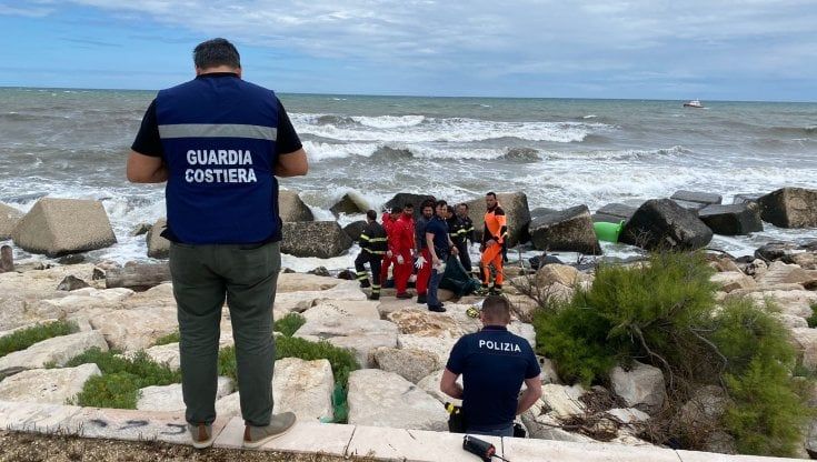 Maltempo a Bari, muore annegato il custode del lido Cala d'oro: aveva 62 anni. L'ipotesi: travolto da un'onda mentre puliva il pontile