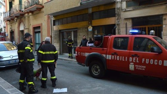 Bari, si stacca il tubo della stufa a gas e la bombola s'incendia: 81enne salvato dai vigili del fuoco