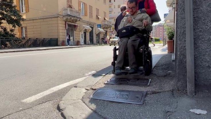 Bus senza pedane, strade dissestate: la lotta quotidiana di Nicola, disabile a Genova