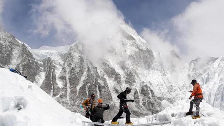 Everest, 15mila dollari per salire, 97 vette nepalesi free: il piano anti-overourism nell’Himalaya