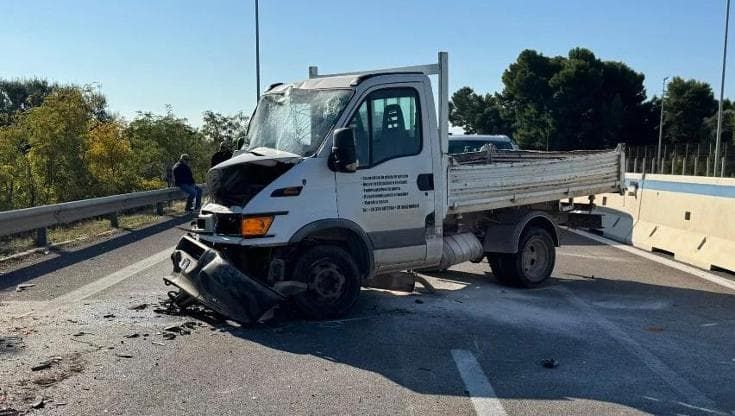 Statale 16, tamponamento a catena a Monopoli: grave il conducente di un autocarro. Traffico in tilt