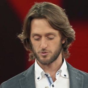 "La gentilezza vince sulla violenza, l’ironia batte l’odio", il professore concorrente si ritira e il suo discorso conquista tutti  
