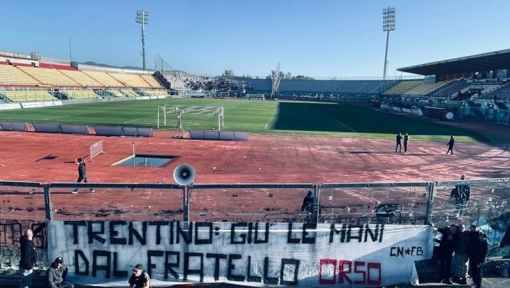 La curva del Livorno con lo striscione: "Trentino: giù le mani dal fratello orso"