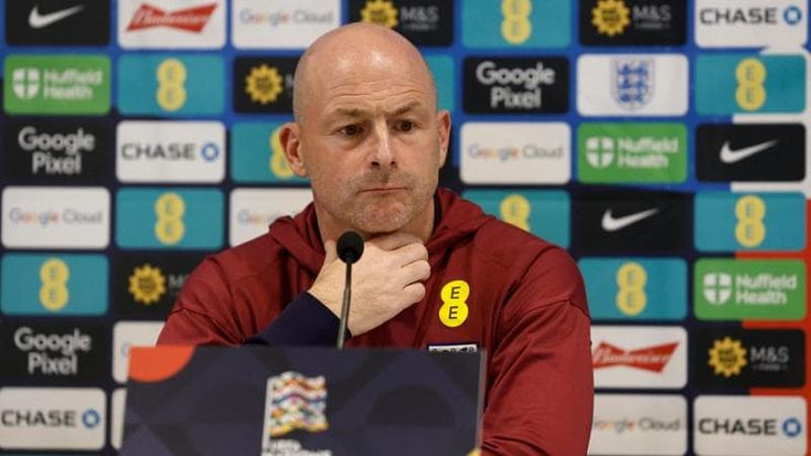 Inghilterra, il ct Carsley non canta “God Save the King”. La stampa: “E’ un traditore”