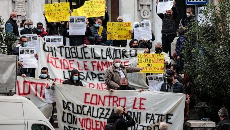 Coronavirus, Salvini in piazza a Roma tra i commercianti che protestano a Montecitorio: fischi e selfie