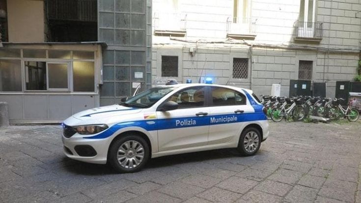 Napoli, vigile aggredito a calci e pugni da un parcheggiatore abusivo