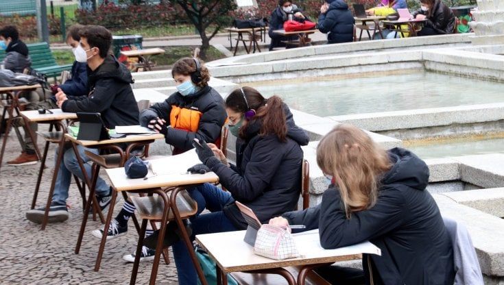 Scuola, slitta all'11 gennaio la riapertura per le Superiori. Stretta anti-Covid: tutta l'Italia arancione nel weekend 