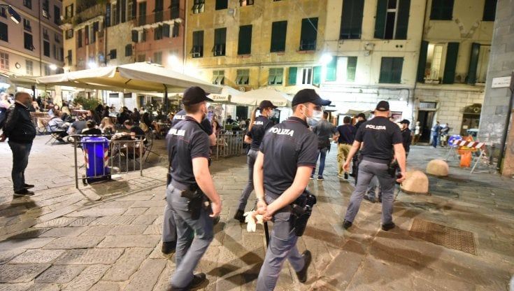 Speranza: "Tamponi rapidi in farmacia". Altre regioni decidono una stretta. Anche la Calabria verso il coprifuoco