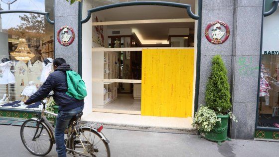 Milano, sfondano in auto la vetrina del negozio per bambini: razzia di vestititi griffati