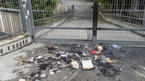 Bologna, libri bruciati davanti al Tpo: "Un'intimidazione, ma non ci fermiamo"