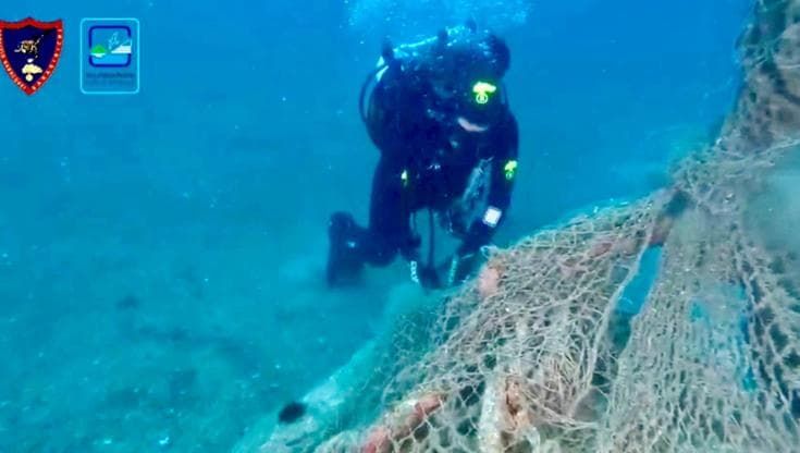 Bergeggi, rete da pesca fantasma nelle acque dell’area marina protetta: rimossa dai carabinieri