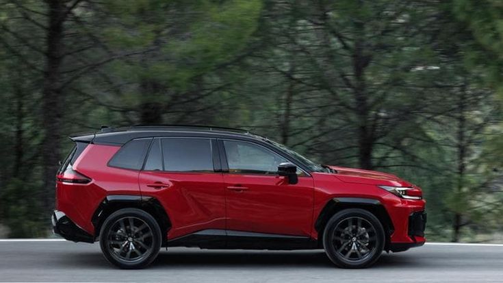 RAV4, la Toyota dei record ora è più grintosa e tecnologica. E la plug-in fa 137 km in elettrico