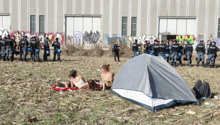 Decreto anti-rave, su Twitter spunta l'emendamento che vieta la "musica non autoctona". Ma è un fake