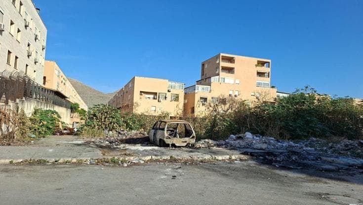 Carcasse d’auto e rifiuti abbandonati. Ecco lo Zen 2 dimenticato